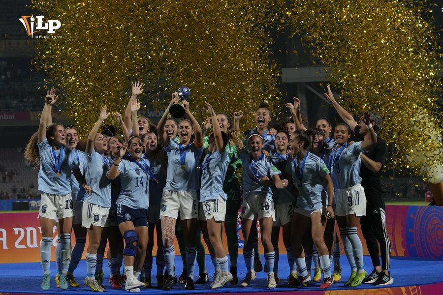 España campeona del mundo Sub-17 damas con el trofeo