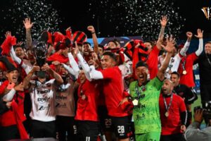 Jugadores de Patronato celebran el primer título en su historia