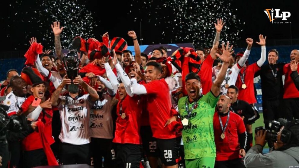 Jugadores de Patronato celebran el primer título en su historia
