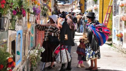 Personas rezando a las almas en el Día de los Difuntos