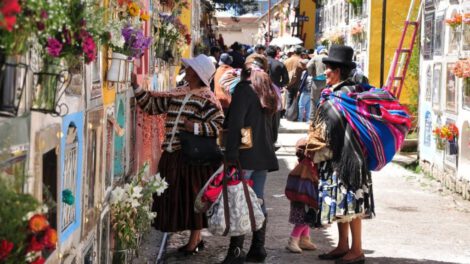 Personas rezando a las almas en el Día de los Difuntos