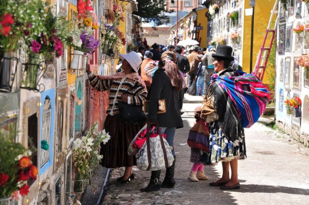 Personas rezando a las almas en el Día de los Difuntos