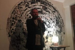 Benjamín Chávez durante la lectura inaugural del VI Festival Internacional de Poesía en Bolivia