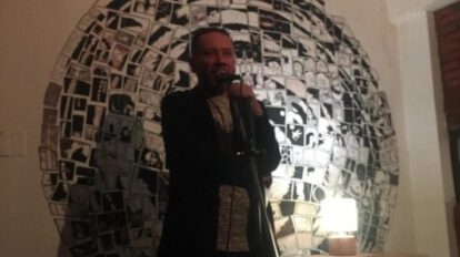 Benjamín Chávez durante la lectura inaugural del VI Festival Internacional de Poesía en Bolivia