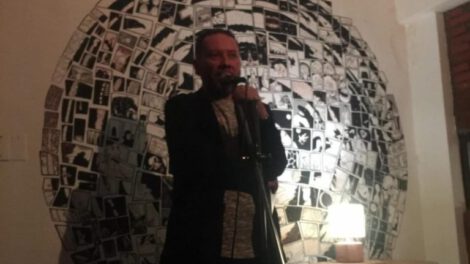 Benjamín Chávez durante la lectura inaugural del VI Festival Internacional de Poesía en Bolivia