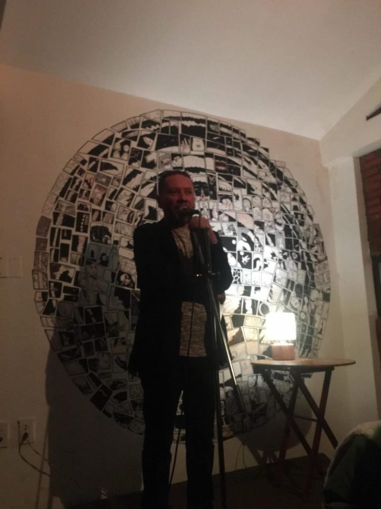 Benjamín Chávez durante la lectura inaugural del VI Festival Internacional de Poesía en Bolivia