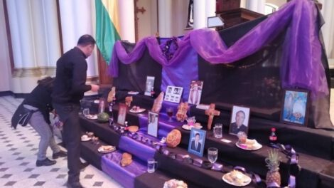 Tumba para las almitas en Todos Santos en La Catedral