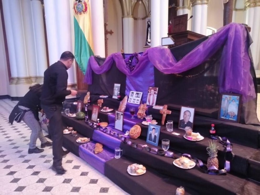 Tumba para las almitas en Todos Santos en La Catedral