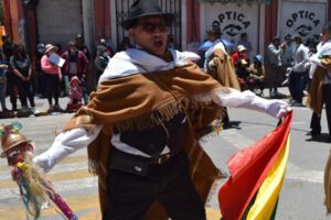 Bailarines desbordando alegría en el Primer Convite