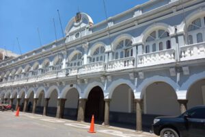 Cubierta de la Gobernación en total descuido
