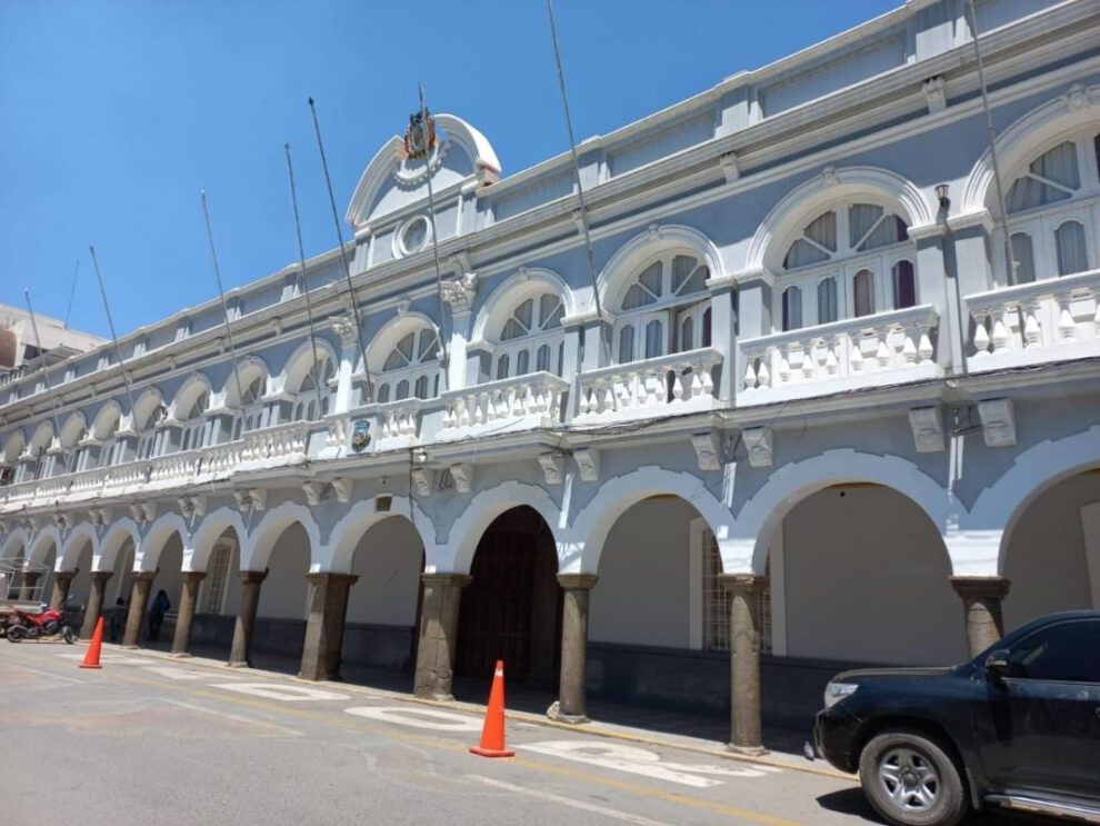 Cubierta de la Gobernación en total descuido