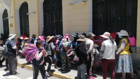 Comerciantes desalojados demandan reubicación de sus puestos