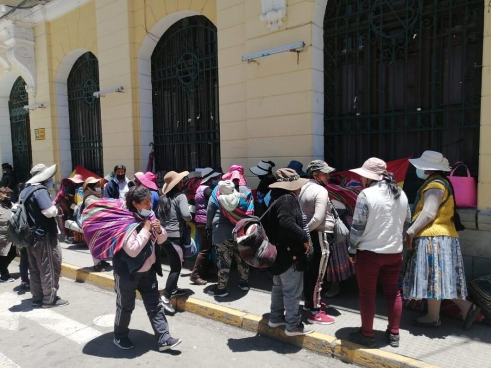 Comerciantes desalojados demandan reubicación de sus puestos