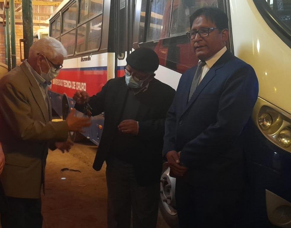 Comunicación Social recibe llaves de su bus