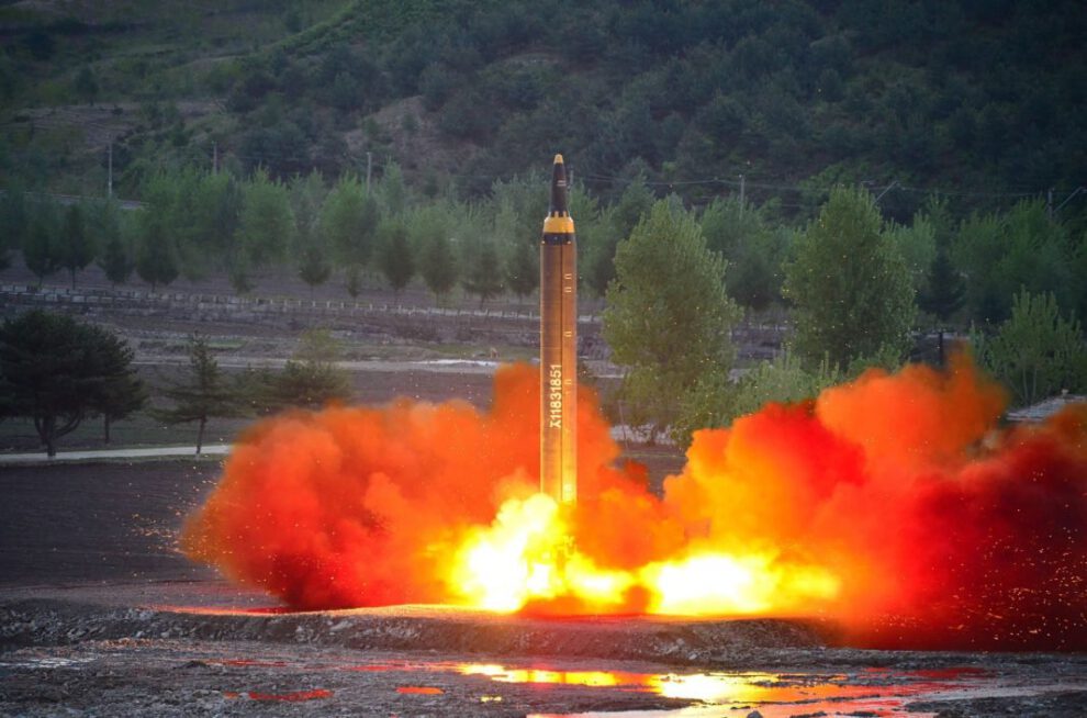 Corea del Norte lanza misil balístico hacia el mar de Japón