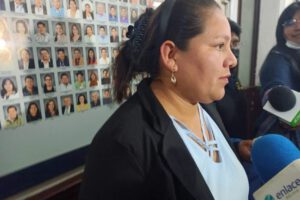 Deisy Choque defendiendo la democracia en conferencia de prensa
