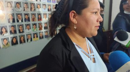 Deisy Choque defendiendo la democracia en conferencia de prensa
