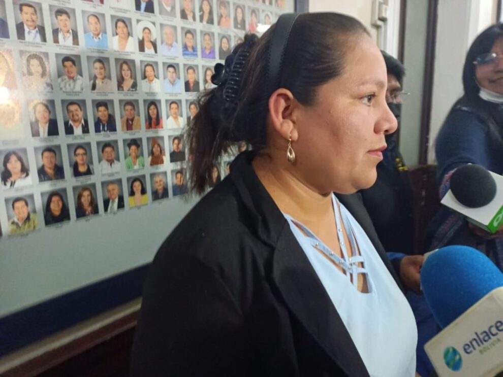 Deisy Choque defendiendo la democracia en conferencia de prensa