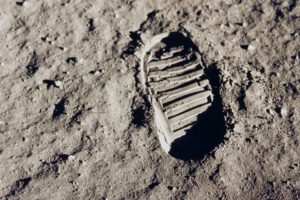 La huella de una pisada por un astronauta en la luna