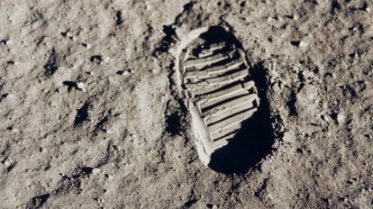 La huella de una pisada por un astronauta en la luna