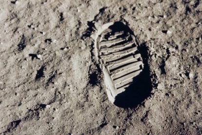La huella de una pisada por un astronauta en la luna