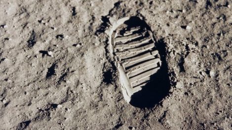 La huella de una pisada por un astronauta en la luna