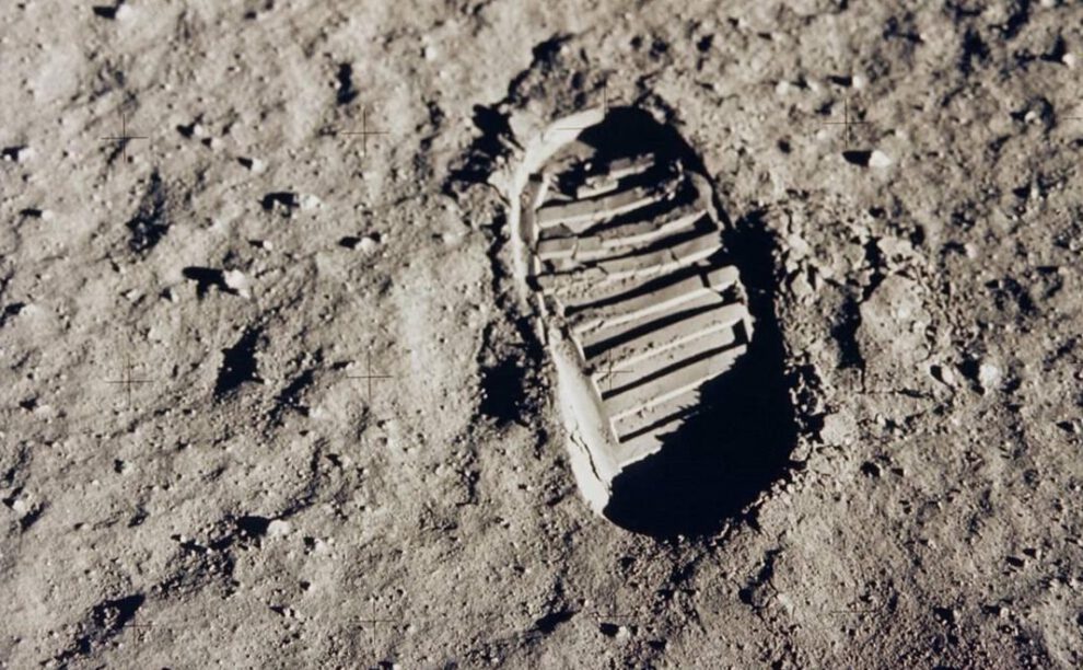 La huella de una pisada por un astronauta en la luna