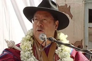 Luis Arce sugiere a dirigentes no dejarse hablar al oído