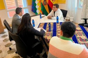 Gobernador en España promoviendo el Carnaval de Oruro