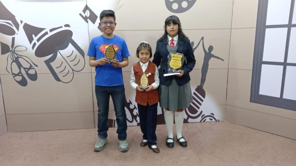 Concurso Departamental de Oratoria con Ashley Tuarez como ganadora