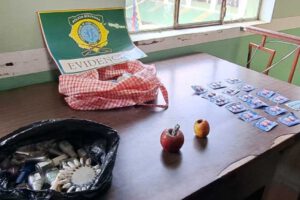 Arrestan a extranjeros que fumaban marihuana usando dos manzanas en La Paz