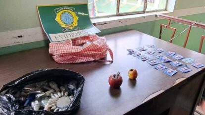 Arrestan a extranjeros que fumaban marihuana usando dos manzanas en La Paz