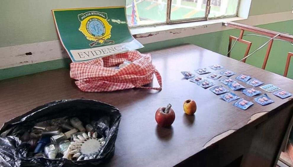 Arrestan a extranjeros que fumaban marihuana usando dos manzanas en La Paz