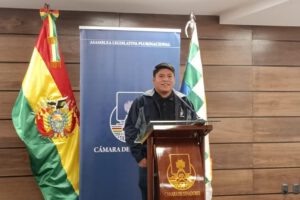 Senador Loza durante conferencia de prensa en la Sede de Gobierno