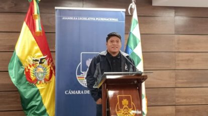 Senador Loza durante conferencia de prensa en la Sede de Gobierno