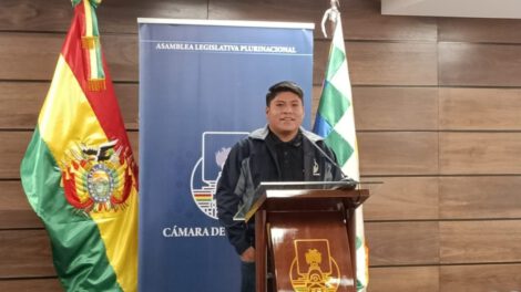 Senador Loza durante conferencia de prensa en la Sede de Gobierno