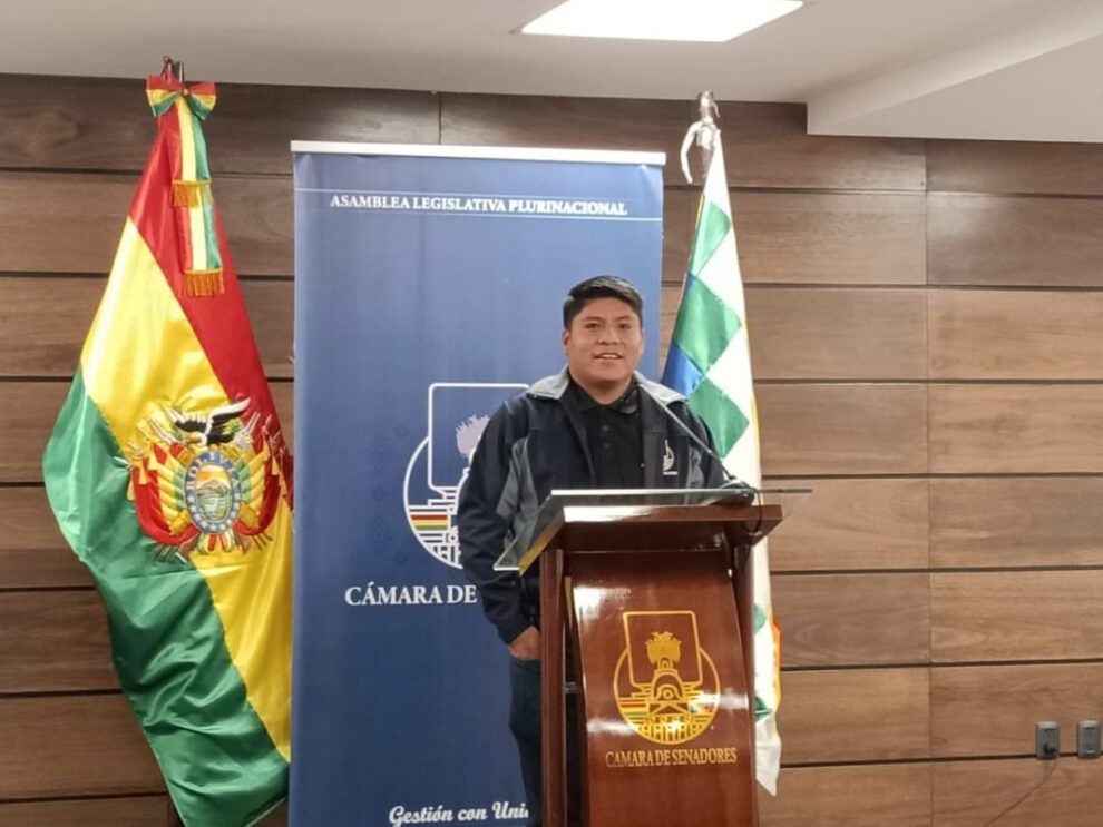 Senador Loza durante conferencia de prensa en la Sede de Gobierno