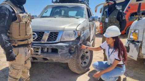 Minibús con mercadería ilegal embistió a vehículo de la Aduana