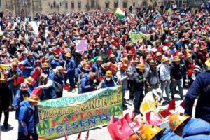Cooperativistas mineros de Oruro protestan en la sede de Gobierno