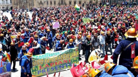 Cooperativistas mineros de Oruro protestan en la sede de Gobierno