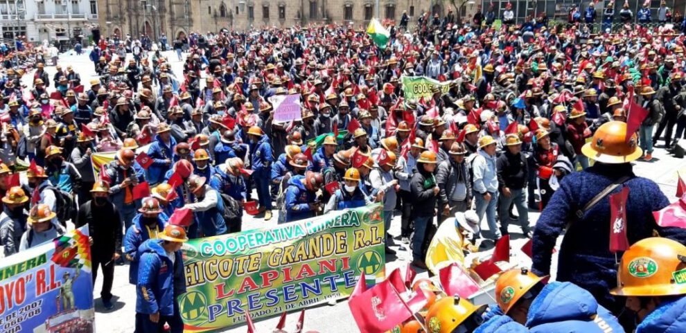 Cooperativistas mineros de Oruro protestan en la sede de Gobierno