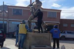 Escultura de un trabajador minero en La Joya