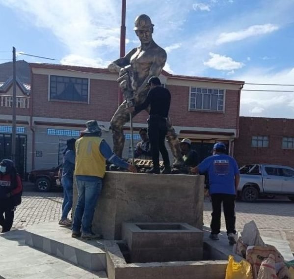 Escultura de un trabajador minero en La Joya