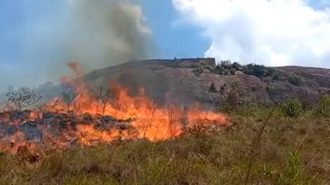 Incendio en Samaipata amenaza el Patrimonio Cultural