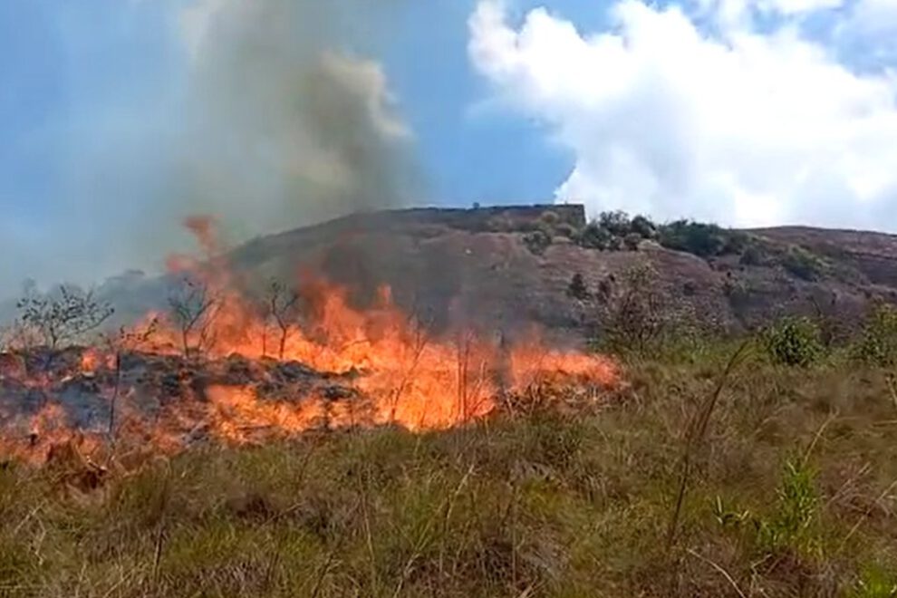 Incendio en Samaipata amenaza el Patrimonio Cultural