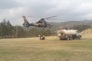Helicóptero Bamby bucket interviene en el incendio en el Fuerte de Samaipata