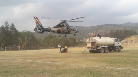 Helicóptero Bamby bucket interviene en el incendio en el Fuerte de Samaipata