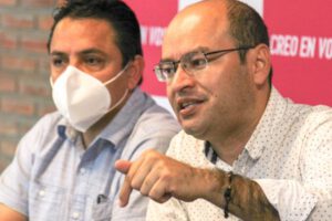 Censo en 2023 con el diputado Erwin Bazán durante conferencia de prensa