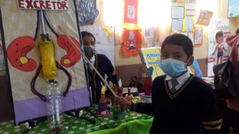 Feria de exposición socio comunitaria en la Unidad Educativa Oruro Ottawa