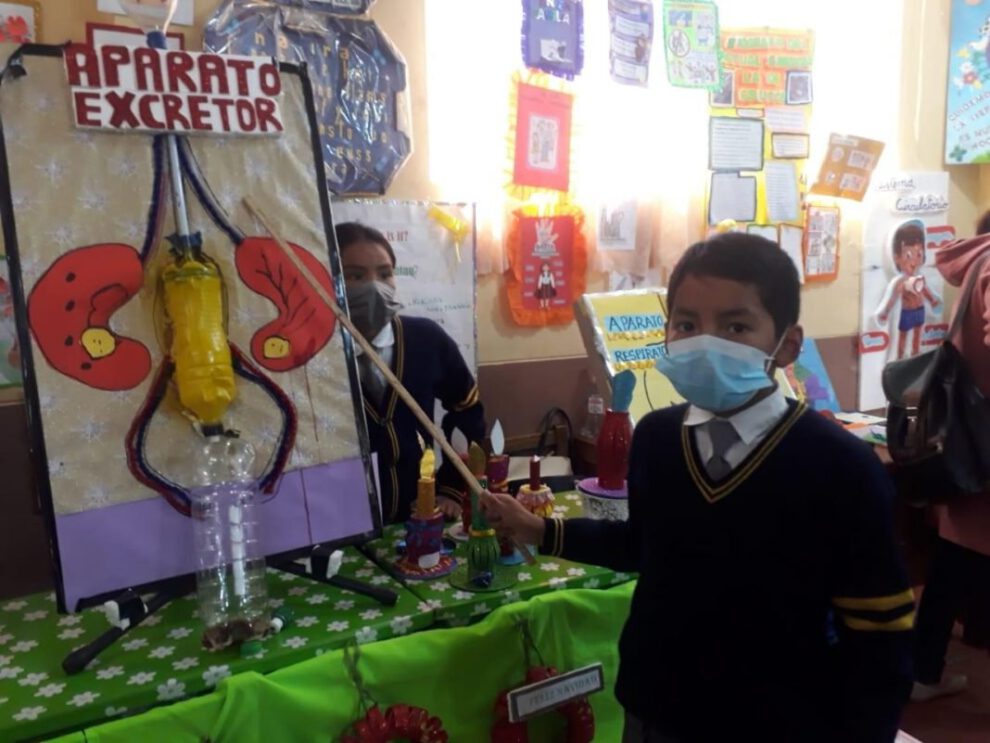 Feria de exposición socio comunitaria en la Unidad Educativa Oruro Ottawa